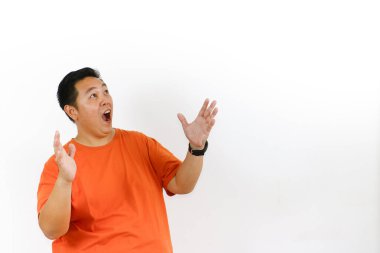 Asyalı adam ağzı ve elleri açık gülümsüyor, inanılmaz bir olayı kutluyor ve kişisel şansı veya serveti aniden artıyor..