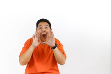 Asyalı adam ağzı ve elleri açık gülümsüyor, inanılmaz bir olayı kutluyor ve kişisel şansı veya serveti aniden artıyor..