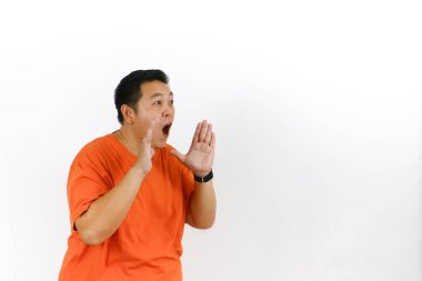 Asyalı adam ağzı ve elleri açık gülümsüyor, inanılmaz bir olayı kutluyor ve kişisel şansı veya serveti aniden artıyor..