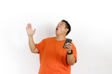 İyi haberleri duyduktan sonra tatmin olan bir adam ya da telefonundaki inanılmaz bir gerçek, heyecanla el kaldırılmış, beyaz arka planda fotoğraflanmış..