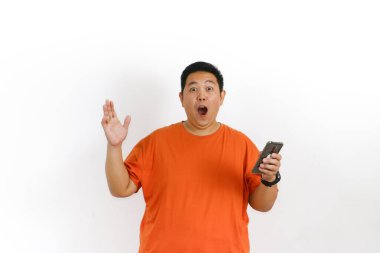 İyi haberleri duyduktan sonra tatmin olan bir adam ya da telefonundaki inanılmaz bir gerçek, heyecanla el kaldırılmış, beyaz arka planda fotoğraflanmış..