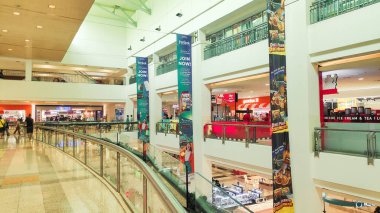 Modern çok katlı Festlink Alışveriş Merkezi 'nin birçok mağazası, insanların alışveriş ve yürüyüşü, Bandung 2 Januari 2026.