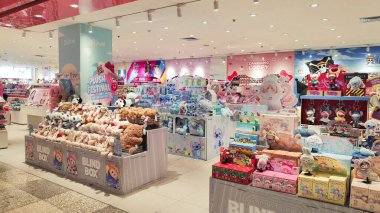 Meşgul bir ticari kompleks, Mini market, alışveriş ve eğlence seçenekleri sunuyor, Bandung 2 Januari 2026.