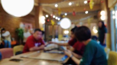 Rahat bir kahve dükkanının arka plan fotoğrafı. Doğal ışık alıyor. Ürün sergisi veya yaratıcı modeller için ideal..