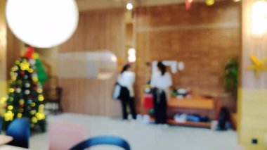 Rahat bir kahve dükkanının arka plan fotoğrafı. Doğal ışık alıyor. Ürün sergisi veya yaratıcı modeller için ideal..