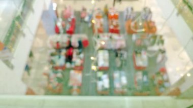 Küçük parlayan ışığın güzel sinematik bulanıklığı karanlık arka planda sönük titreşim efekti yaratır..