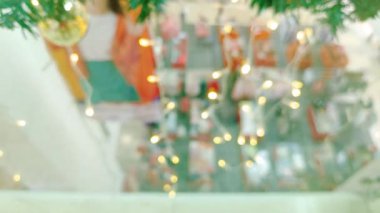 Küçük parlayan ışığın güzel sinematik bulanıklığı karanlık arka planda sönük titreşim efekti yaratır..