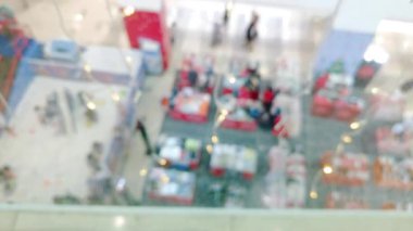 Küçük parlayan ışığın güzel sinematik bulanıklığı karanlık arka planda sönük titreşim efekti yaratır..