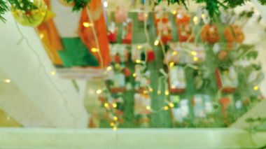 Şenlikli ve zarif kutlamalar için odağını kaybetmiş küçük ışıklı bulanık arkaplan..