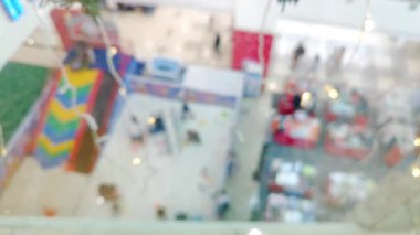 Küçük parlayan ışığın güzel sinematik bulanıklığı karanlık arka planda sönük titreşim efekti yaratır..