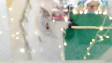 Şenlikli ve zarif kutlamalar için odağını kaybetmiş küçük ışıklı bulanık arkaplan..