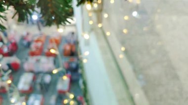 Şenlikli ve zarif kutlamalar için odağını kaybetmiş küçük ışıklı bulanık arkaplan..