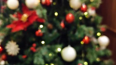 Mutlu Yeni Yıl videoları için uygun odaklanmış bokeh dokusu olarak bulanık Noel ışığını gösteren güzel bir kutlama görüntüsü.