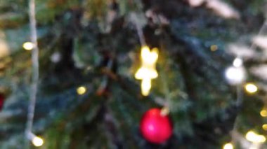 Mutlu Yeni Yıl videoları için uygun odaklanmış bokeh dokusu olarak bulanık Noel ışığını gösteren güzel bir kutlama görüntüsü.