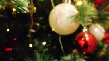 Mutlu Yeni Yıl videoları için uygun odaklanmış bokeh dokusu olarak bulanık Noel ışığını gösteren güzel bir kutlama görüntüsü.