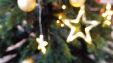 Noel ışığının bulanık olduğu soyut tatil arka planı festival sezonu projeleri için odaksız ışıltı efekti yaratıyor.