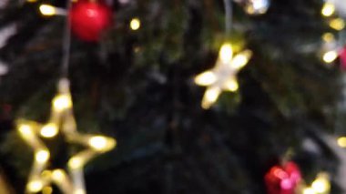 Mutlu Yeni Yıl videoları için uygun odaklanmış bokeh dokusu olarak bulanık Noel ışığını gösteren güzel bir kutlama görüntüsü.