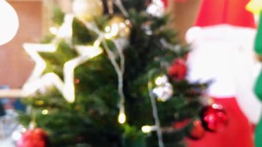 Noel ışığının bulanık olduğu soyut tatil arka planı festival sezonu projeleri için odaksız ışıltı efekti yaratıyor.