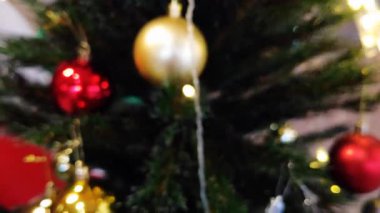 Yılbaşı ışıklarının göz kamaştırıcı bir şekilde aydınlatılması dağıtılmış dairesel noktaları tatil reklamcılığı kampanyası için mükemmel hale getiriyor..