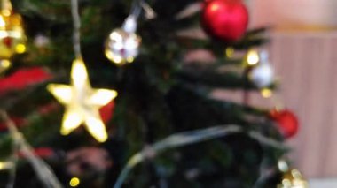 Yılbaşı ışıklarının göz kamaştırıcı bir şekilde aydınlatılması dağıtılmış dairesel noktaları tatil reklamcılığı kampanyası için mükemmel hale getiriyor..