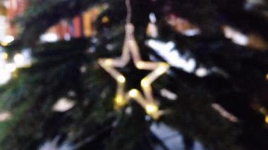 Noel ışığının bulanık olduğu soyut tatil arka planı festival sezonu projeleri için odaksız ışıltı efekti yaratıyor.