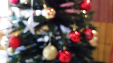 Noel ışığının bulanık olduğu soyut tatil arka planı festival sezonu projeleri için odaksız ışıltı efekti yaratıyor.