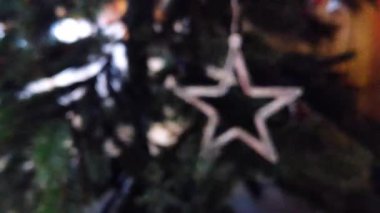 Noel ışığının bulanık olduğu soyut tatil arka planı festival sezonu projeleri için odaksız ışıltı efekti yaratıyor.