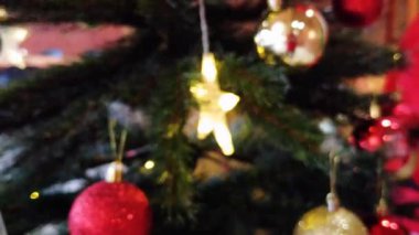 Noel ışığının bulanık olduğu soyut tatil arka planı festival sezonu projeleri için odaksız ışıltı efekti yaratıyor.