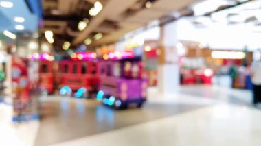 Kalabalık alışveriş merkezi, modern yaşam tarzı için odaksız bokeh ile yürüyen insanların ve arkadaşlarının bulanıklığını gösteriyor..