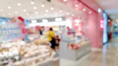 Kalabalık alışveriş merkezi, modern yaşam tarzı için odaksız bokeh ile yürüyen insanların ve arkadaşlarının bulanıklığını gösteriyor..