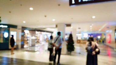 Kalabalık alışveriş merkezi, modern yaşam tarzı için odaksız bokeh ile yürüyen insanların ve arkadaşlarının bulanıklığını gösteriyor..