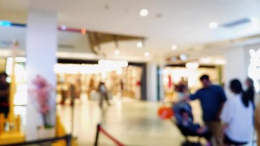 Kalabalık alışveriş merkezi, modern yaşam tarzı için odaksız bokeh ile yürüyen insanların ve arkadaşlarının bulanıklığını gösteriyor..