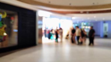 Kalabalık alışveriş merkezi, modern yaşam tarzı için odaksız bokeh ile yürüyen insanların ve arkadaşlarının bulanıklığını gösteriyor..