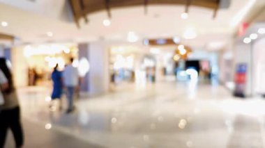 Kalabalık alışveriş merkezi, modern yaşam tarzı için odaksız bokeh ile yürüyen insanların ve arkadaşlarının bulanıklığını gösteriyor..