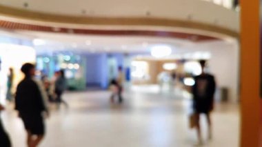 Kalabalık alışveriş merkezi, modern yaşam tarzı için odaksız bokeh ile yürüyen insanların ve arkadaşlarının bulanıklığını gösteriyor..