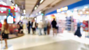 Mutlu hafta sonu aktiviteleri, şehir hayatı konsepti için odaklı olmayan bir mimariyle alışveriş merkezinde yürüyen insanları bulanık gösteriyor..