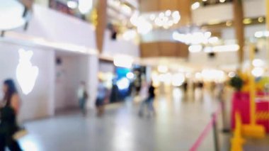 Mutlu hafta sonu aktiviteleri, şehir hayatı konsepti için odaklı olmayan bir mimariyle alışveriş merkezinde yürüyen insanları bulanık gösteriyor..