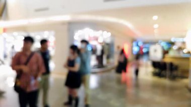 Kalabalık alışveriş merkezi, modern yaşam tarzı için odaksız bokeh ile yürüyen insanların ve arkadaşlarının bulanıklığını gösteriyor..