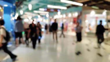 Mutlu hafta sonu aktiviteleri, şehir hayatı konsepti için odaklı olmayan bir mimariyle alışveriş merkezinde yürüyen insanları bulanık gösteriyor..