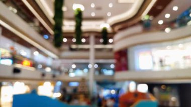 Ailesiyle gezen ve ticari kullanım için parlayan vitrinleri kapatan insanların bulanık görüntülerinin yer aldığı sinematik görüntüler.