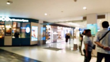 Ailesiyle gezen ve ticari kullanım için parlayan vitrinleri kapatan insanların bulanık görüntülerinin yer aldığı sinematik görüntüler.