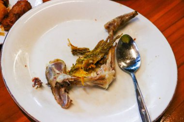 Akşam yemeğinden sonra dağınık boş tabakları yağlı ve temizlik konsepti için sürülmüş soslu gösteriyor..