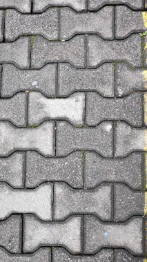 Gri, birbirine kenetlenmiş beton kaldırımları yakın çekim sarı park çizgileri açıkça görülüyor..