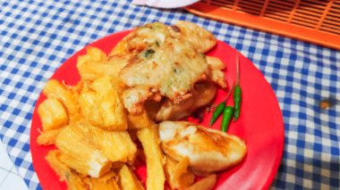 Ev yapımı Endonezya atıştırmalıkları kızarmış kasava, muzlu börek ve sebzeli börek karışımı..