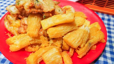 Tuzlu ve tatlı Endonezya börekleri, Gorengan ya da hafif yemek olarak bilinen popüler sokak yemekleri.