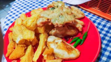 Ev yapımı Endonezya atıştırmalıkları kızarmış kasava, muzlu börek ve sebzeli börek karışımı..