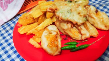 Lezzetli geleneksel sokak yemekleri: singkong goreng, pisang goreng, ve bakwan sayur.