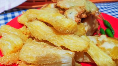 Lezzetli geleneksel sokak yemekleri: singkong goreng, pisang goreng, ve bakwan sayur.