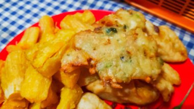 Endonezya usulü kızartılmış atıştırmalıklar, çıtır kasava, muzlu börek, sebzeli börek..