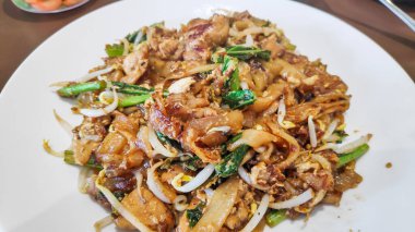 Otantik Endonezya Kwetiau Goreng tavuklu pilav, tavuklu tavuk yumurtası ve sebzeli pilav..